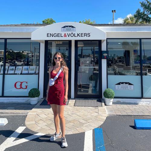 Kelly Carlson visiting the St. Pete Beach Engel & Völkers office.