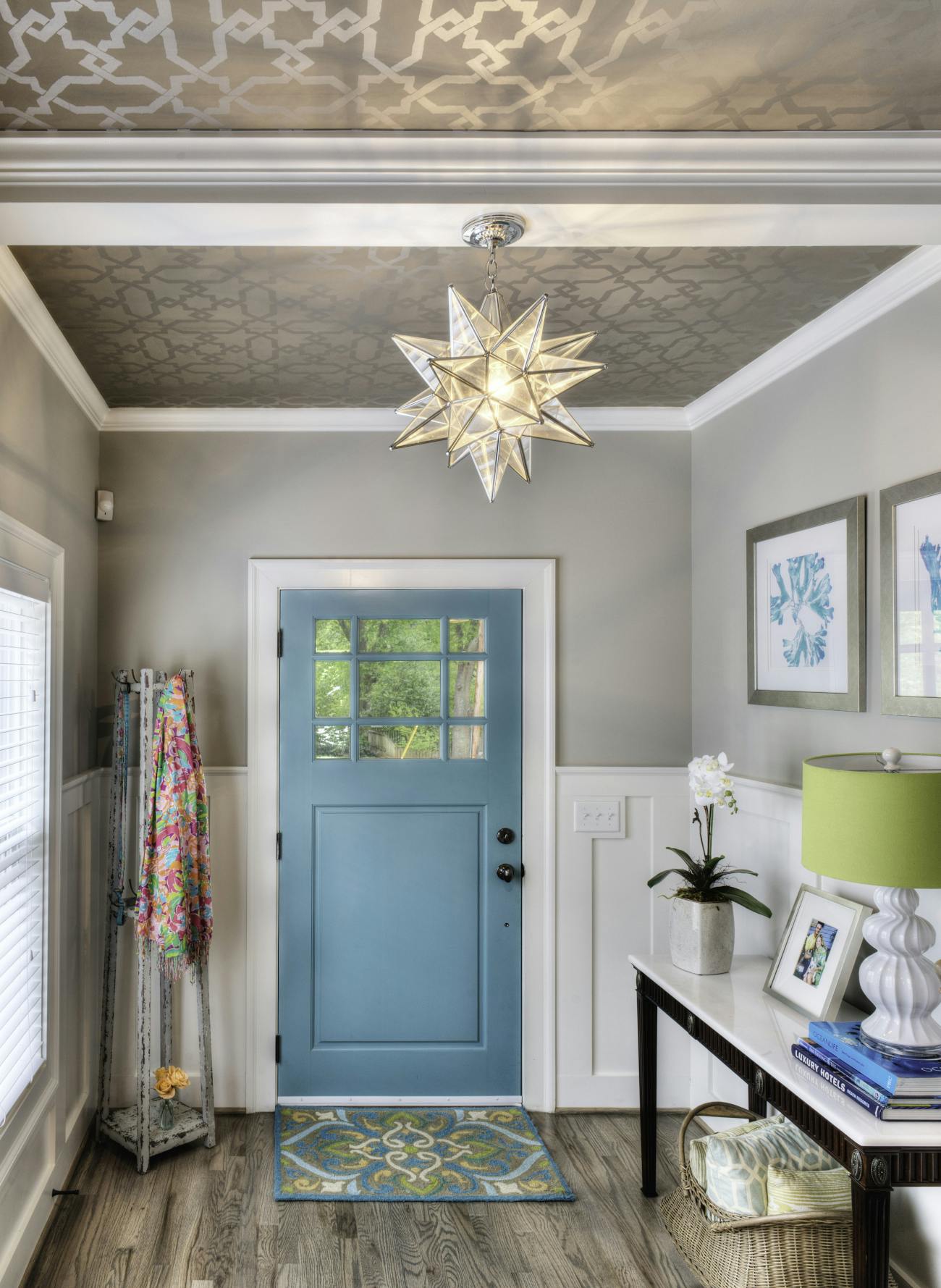 Entry way with patterned ceiling 