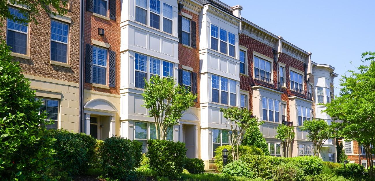 A picture of a row of townhomes in daytime.