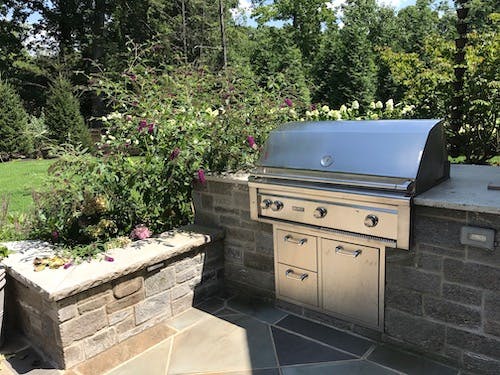 Outdoor kitchen grill