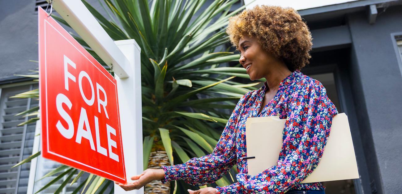 Agent setting up for sale sign