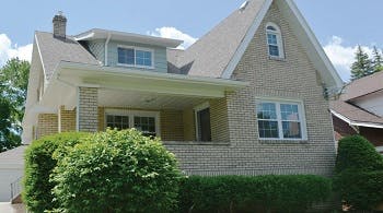 Beige house in Youngstown, OH